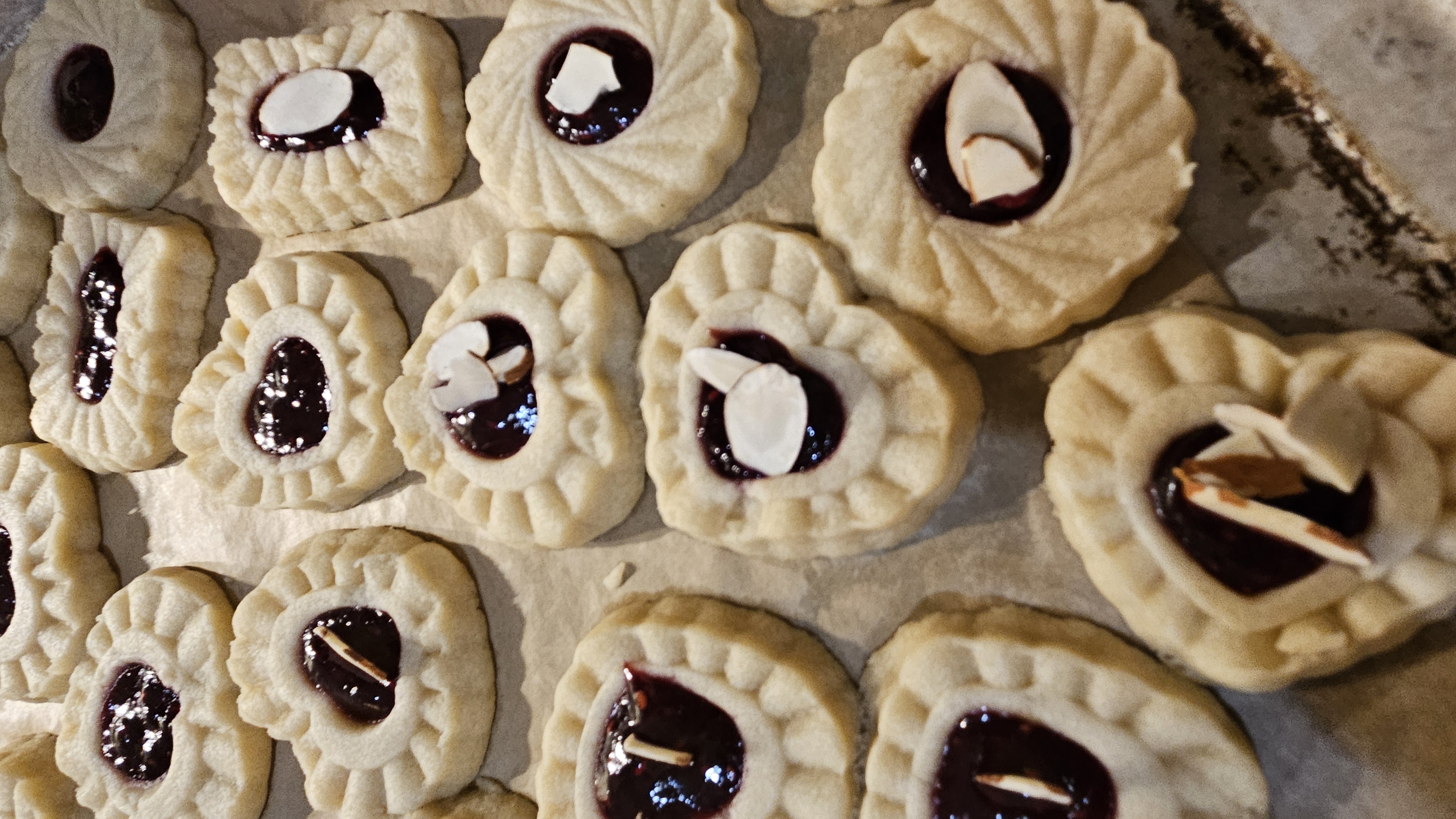 Raspberry shortbread cookies